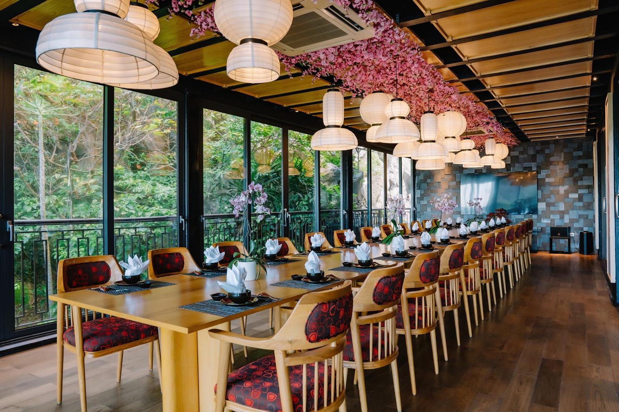 Hotel Perle D'Orient Cat Ba - Mgallery Chan Chau Eksteriør bilde Restaurant in Kyoto