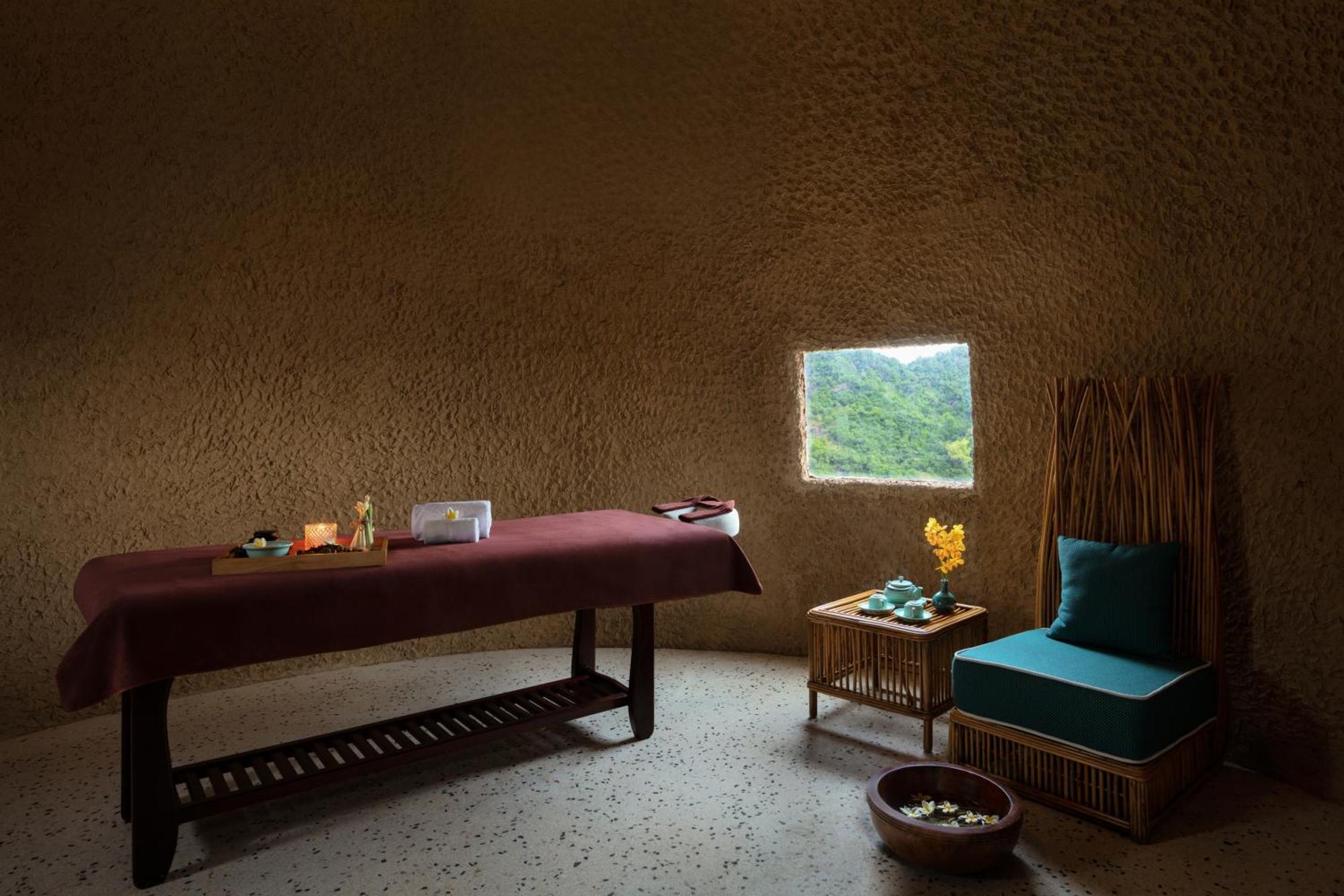Hotel Perle D'Orient Cat Ba - Mgallery Chan Chau Eksteriør bilde A treatment room at the Banyan Tree Spa